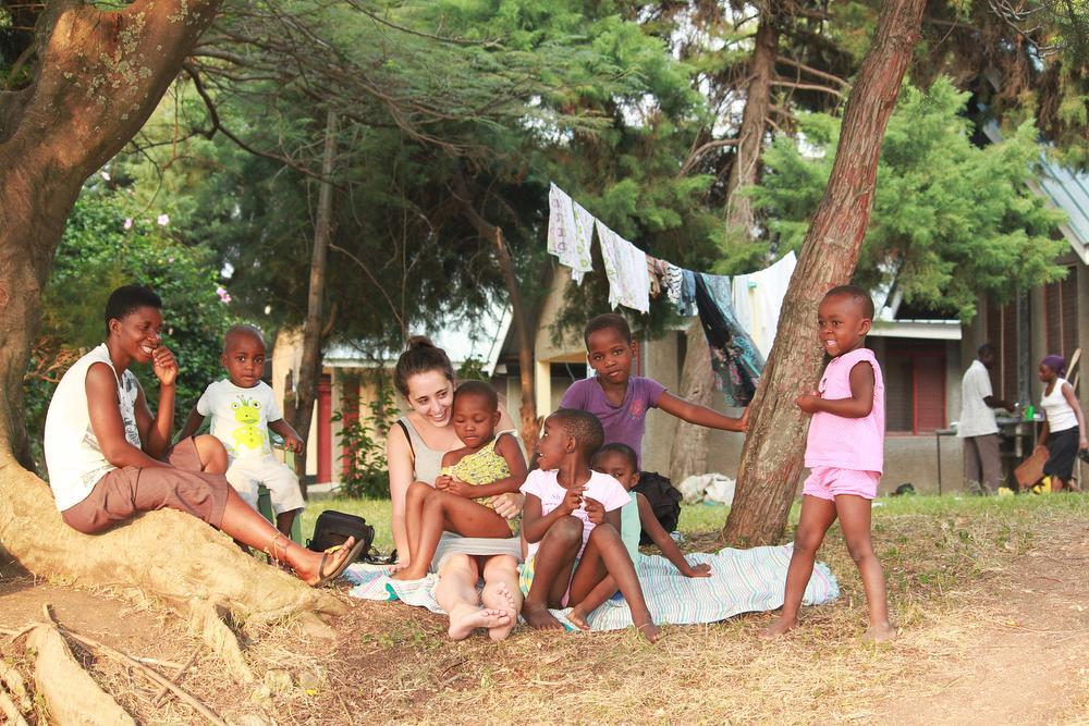 Lieke Bonte bij de Oegandeese kinderen: 