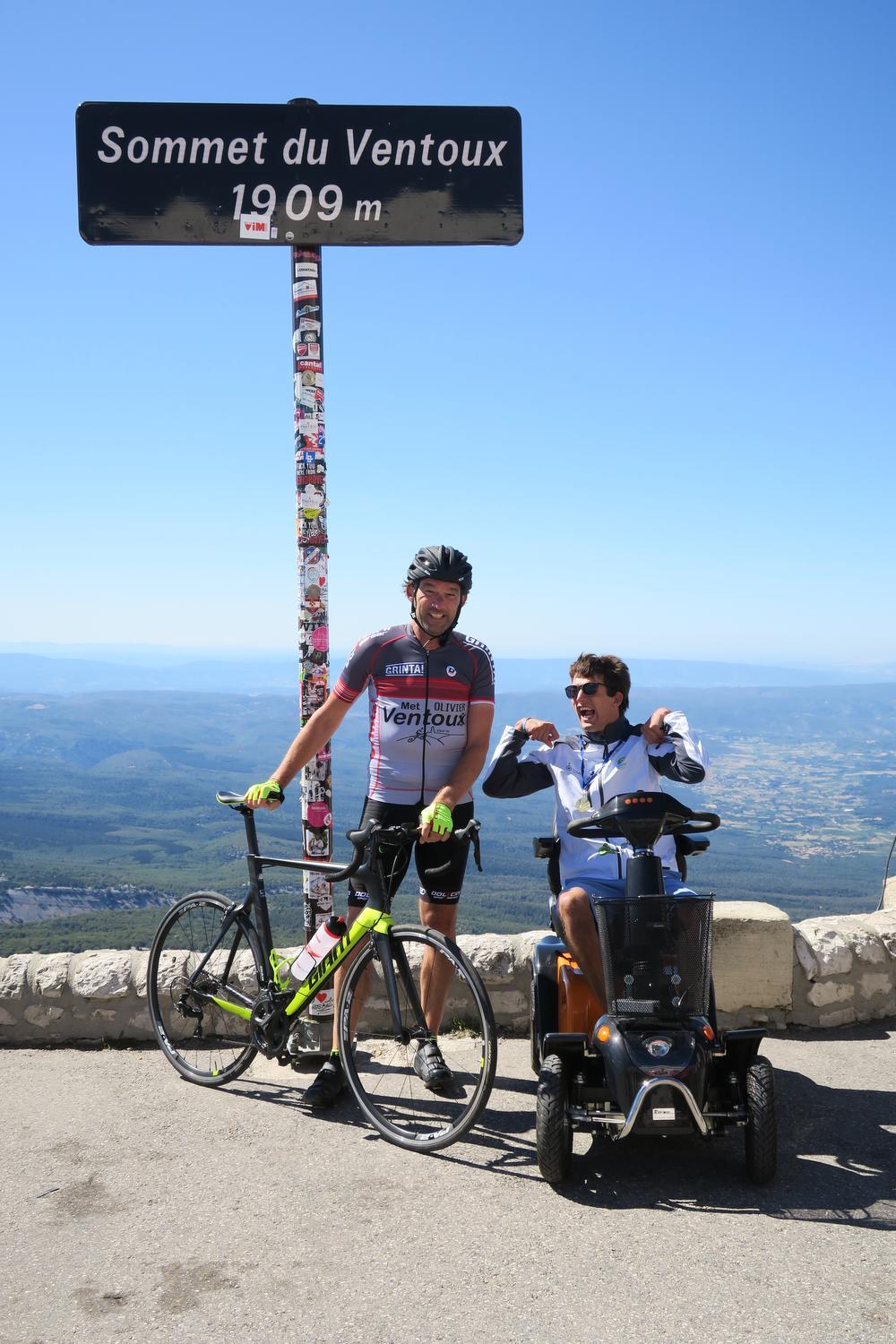 Olivier en Lieven Wyseur op de top van de Ventoux.