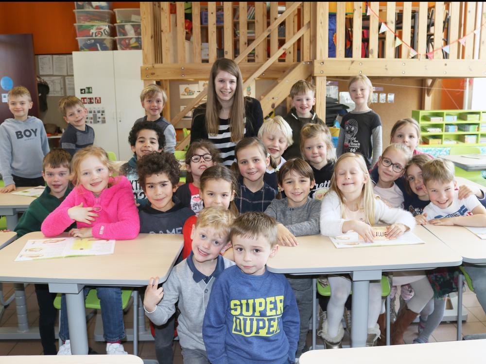Juf Céline Colas samen met haar leerlingen van het eerste leerjaar.