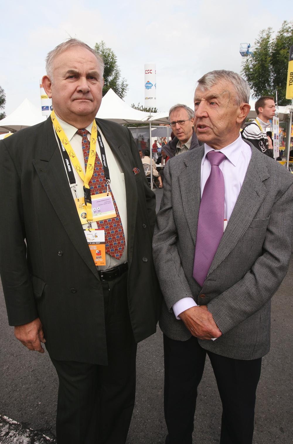 Armand Desmet, hier in juli 2007 met Jef Braeckevelt bij de passage van de Tour in Waregem, overleed in november 2012. (Foto a-RN)