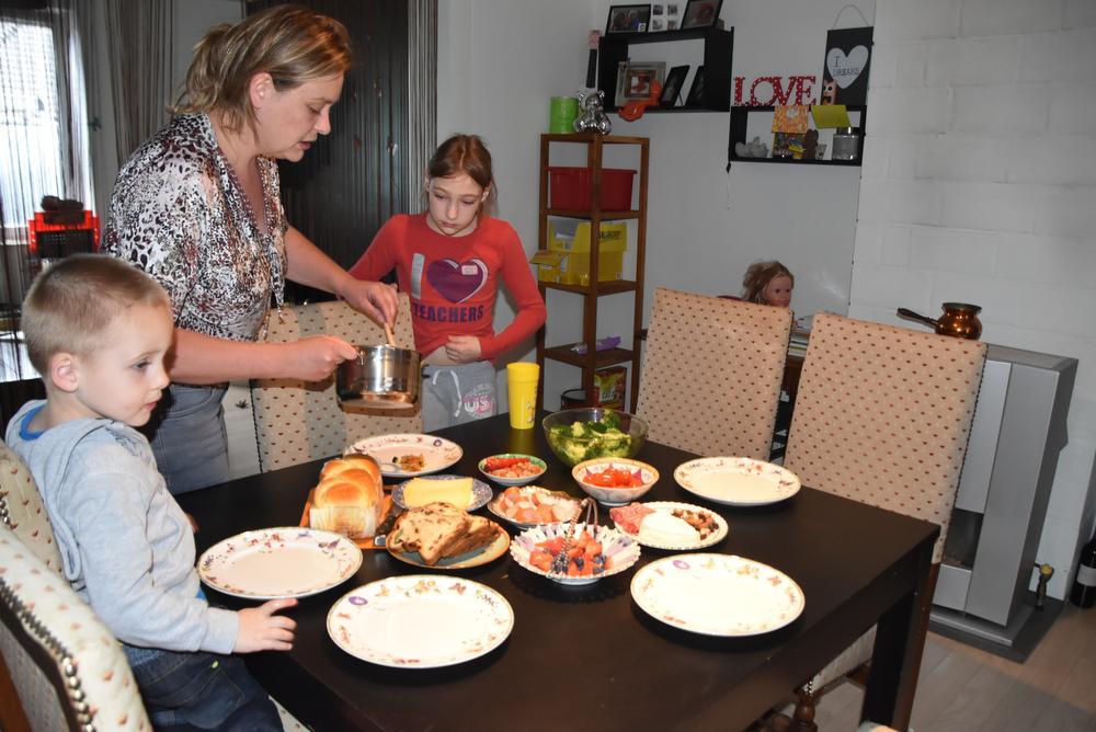 Aan tafel bij het gezin Couwet-Van Marcke: 