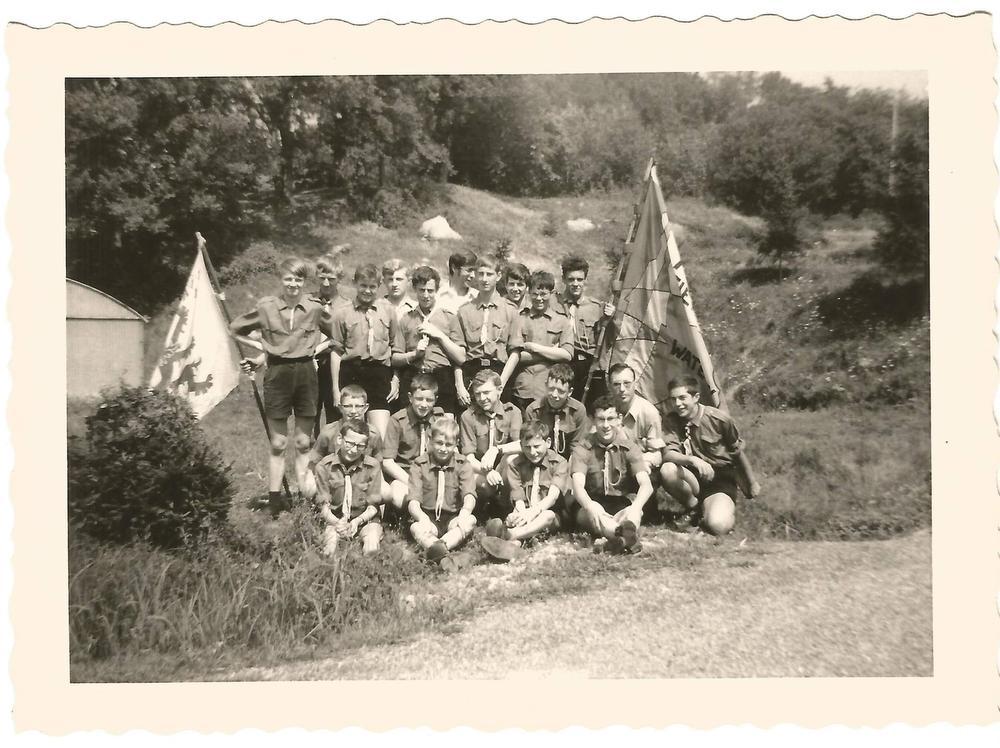 De KSA van Tielt in 1968. Dat jaar gingen ze op reis naar Lourdes. Dit is de groepsfoto die daar werd genomen. (Repro LDW)