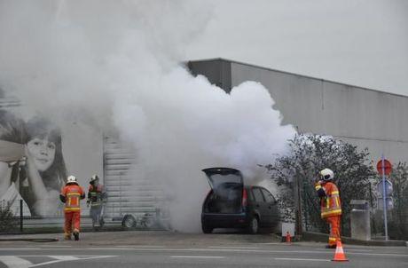 Auto van jonge moeder met baby vat vuur in Oostende
