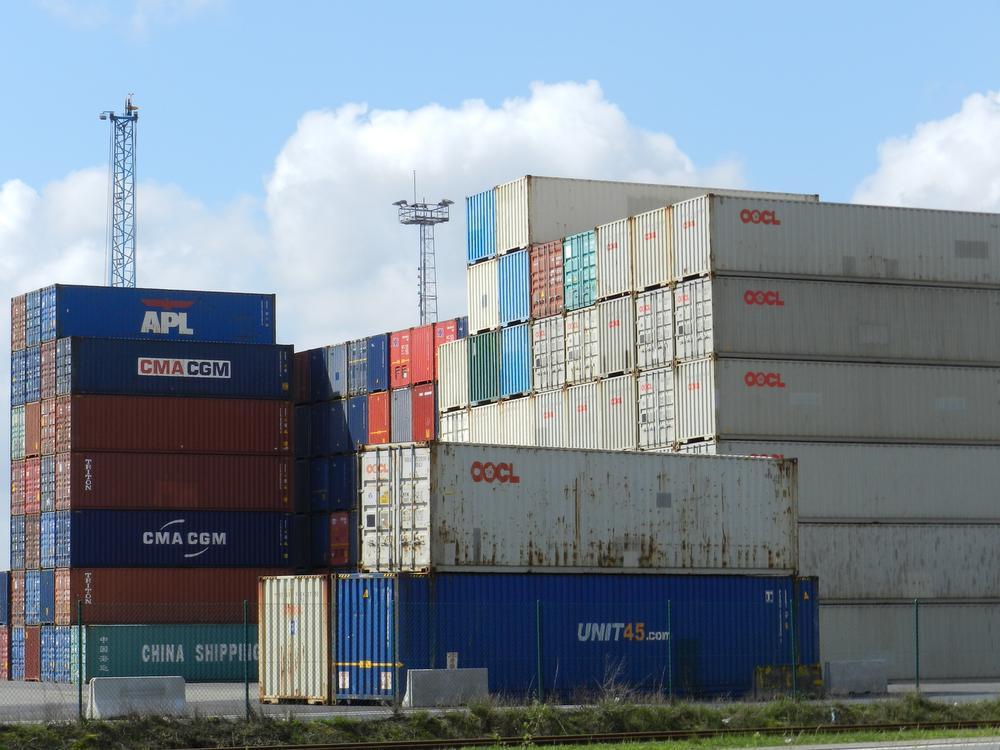 In de Waaslandhaven trekken de vele containers de aandacht.