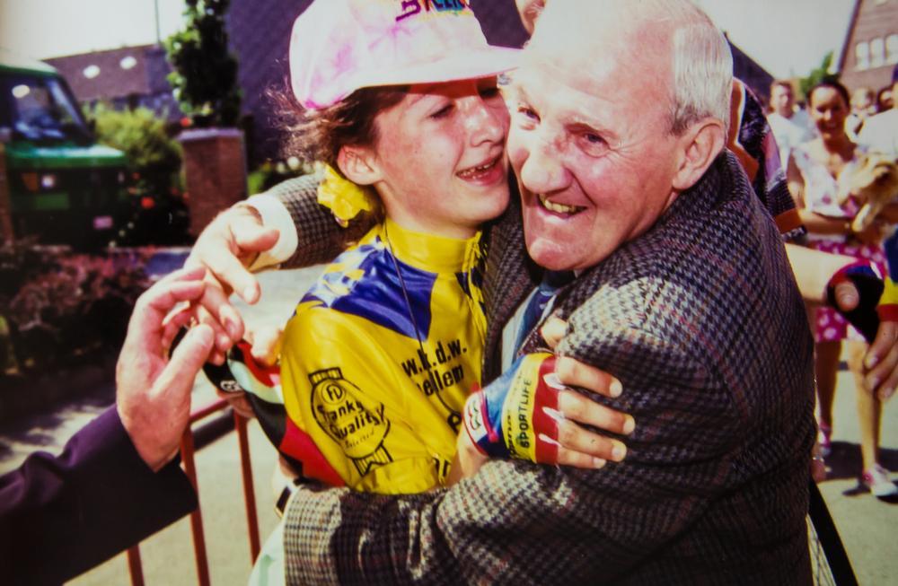 Véronique Coene vierde 25 jaar geleden haar Belgische titel op de weg bij de nieuwelingen in Opbrakel met pépé Roger Decock. (Foto's repro Coghe)