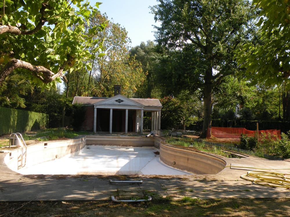 De tuin met zwembad en badhuis aan villa Geert Pouleyn.