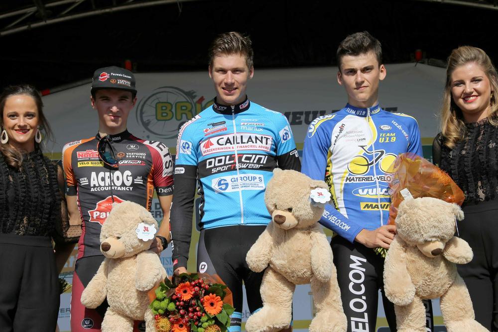 Yente Peirens (hier links op de foto) werd tweede in de Berencross in Meulebeke. Maar dit weekend behaalde hij zijn eerste overwinning van dit seizoen in de Poelbergcross in Tielt. (Foto Bart)