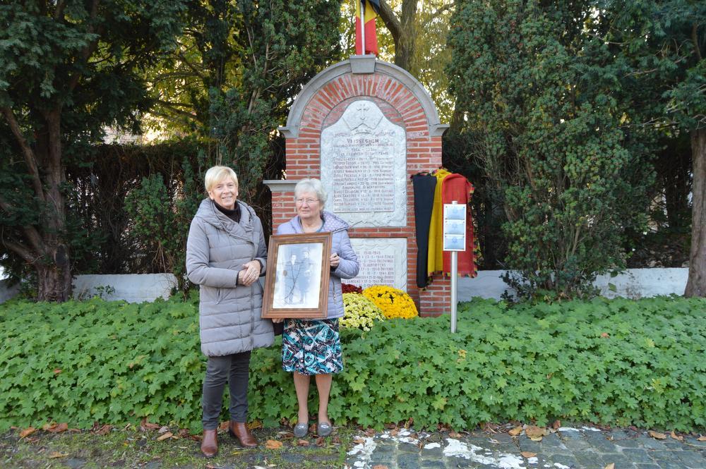 Andrea Van Haeverbeke (links) met de foto van Rudolf en Theophiel Pockelé en naast haar Maria De Laere van het NSB De Haan.