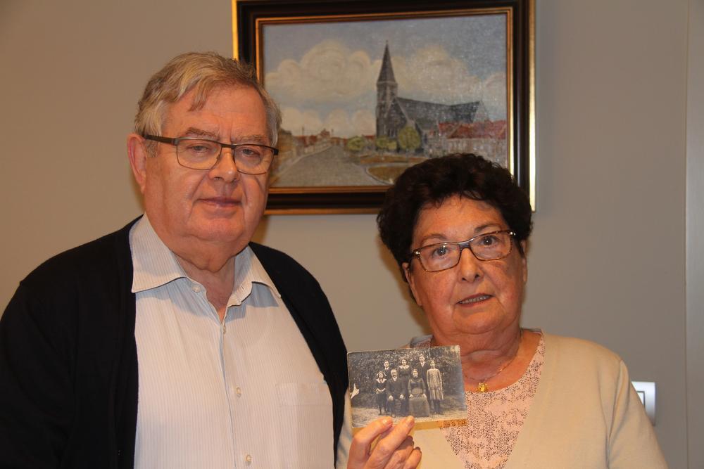 Daniel Vanlerberghe en Simonne Roose met een foto van de grootouders Roose en kinderen. (Foto pco)