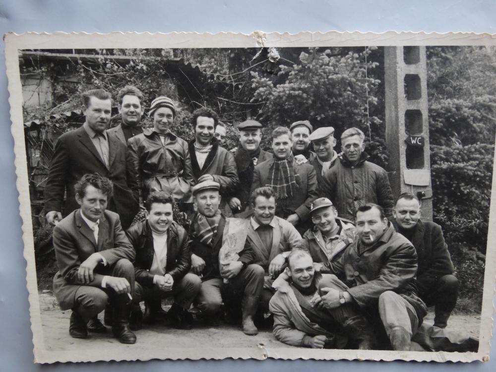 De Zalmvissers in 1969 met secretaris Franz Pattin in het midden met pet en zwarte sjaal en voorzitter Andre Warnez als derde van links vooraan.