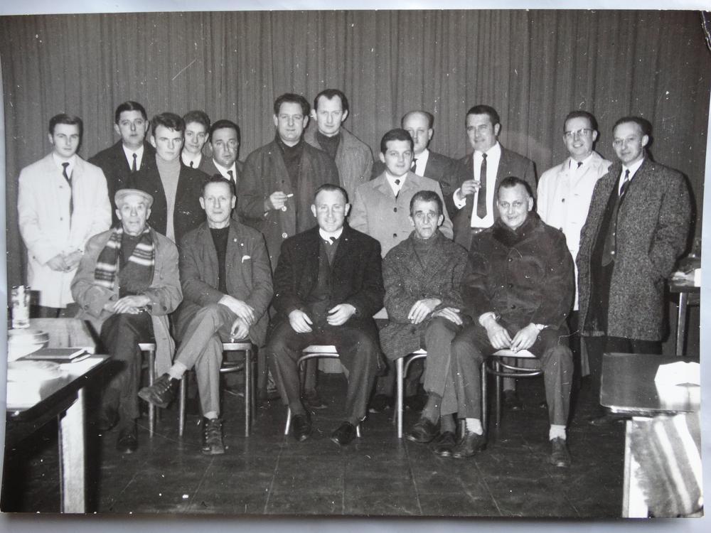 Een beeld uit 1970 met Franz Pattin achteraan vierde van rechts, Arsene Vanseveren achteraan zevende van links, Roger De Vrieze achteraan vijfde van links en Andre Warnez vooraan in het midden in donkere kledij.