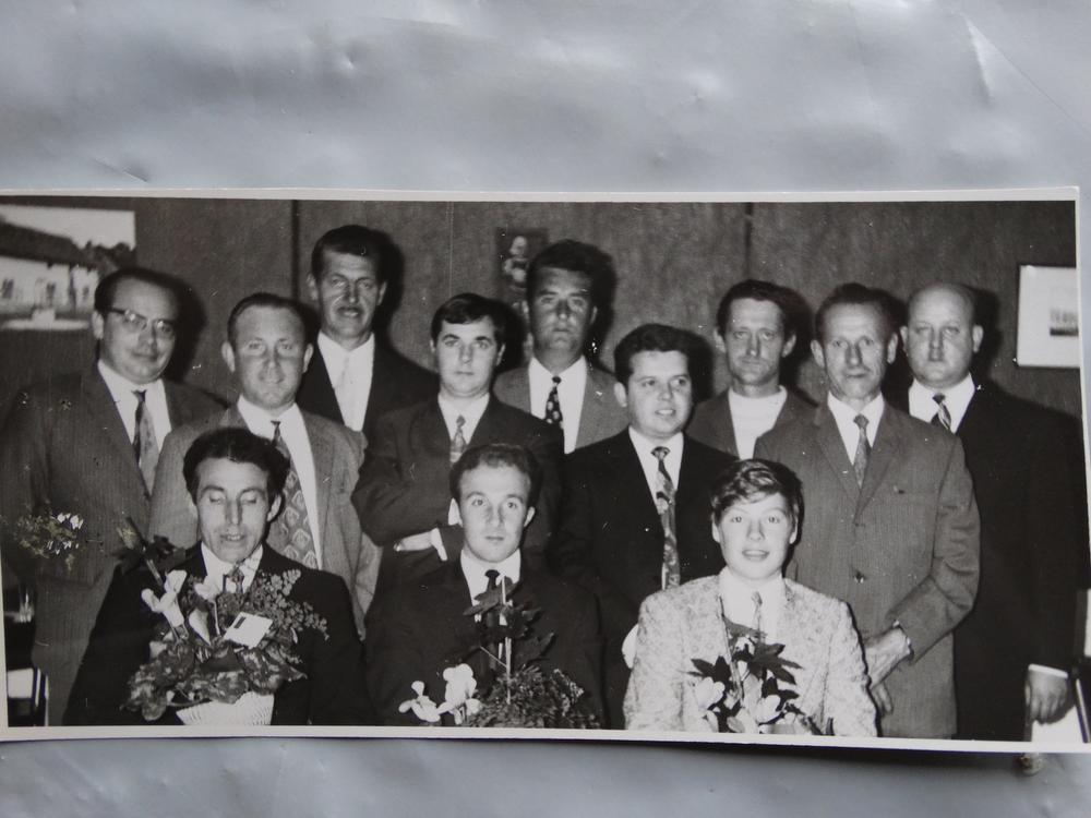 De Zalmvissers anno 1970 met onder meer Etienne Biebuyck uiterst links achteraan, Andre Warnez tweede links achteraan, Roger Naert vierde van rechts achteraan, Michel Maes derde van rechts achteraan, Franz Pattin uiterst rechts achteraan en Bernard Willemyns onderaan rechts.