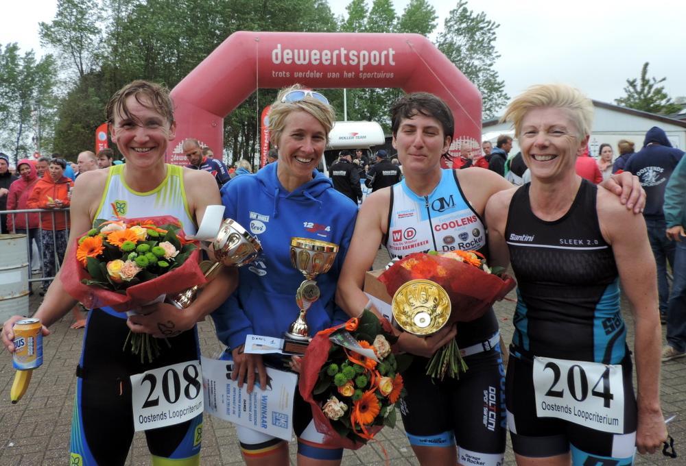 De eerste vier dames met: Debbie Symons (Mechelen), Inge Roelandt (Bredene), Mieke Blomme (Gent) en Daniëlle Deley (Bredene).