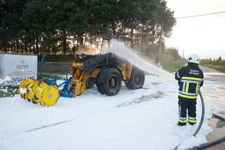 Bulldozer gaat in vlammen op in Zwevezele