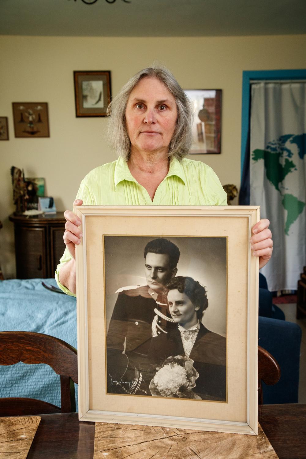 Maykin met een foto van haar overleden ouders.
