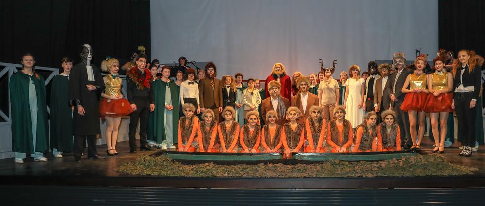 De volledige cast van de musical.