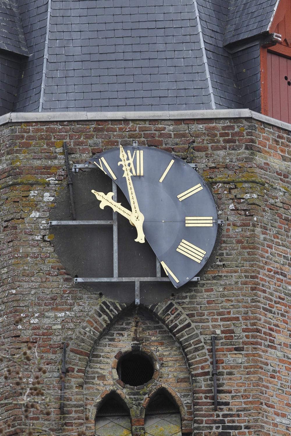 De helft van de klok van de kerk van Eernegem is verdwenen door hevige wind.