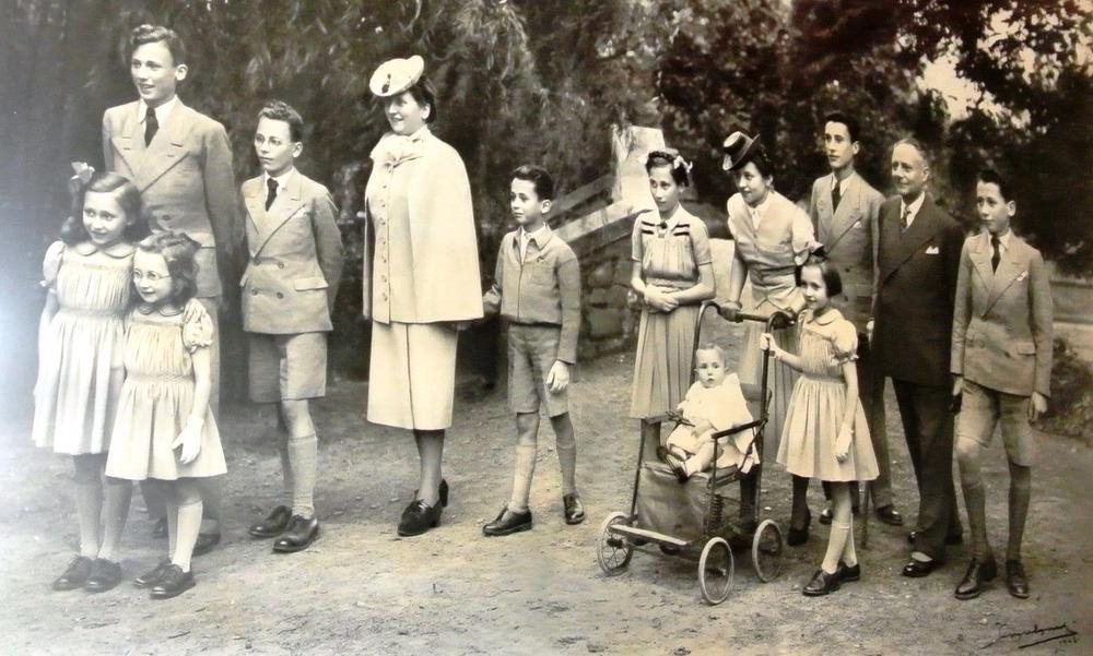 Het grote gezin van Victor Cambien in 1942, twee jaar voor het bombardement, met de zes kinderen die op 26 maart 1944 omkwamen. Achteraan Stefaan, Ignace (+1944), moeder Anna Lamoral, Filiep (+1944), Thérèse (+1944), Sabine, Bernard (+1944), vader Victor Cambien en Francis (+1944). Vooraan links Annie en Evelyne, Cecile in de kinderwagen en Catherine (+1944). Patrick werd in 1946 geboren.