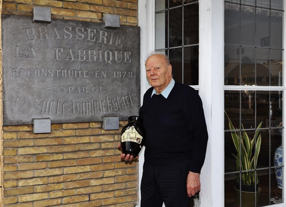 Guido Debeerst, de laatste brouwer bij de gedenksteen van de fabriek en een vaas die als relatiegeschenk werd gegeven. (foto MVO)
