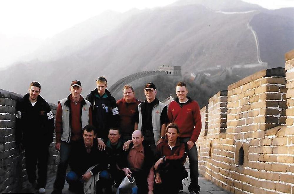 De delegatie van Sport Vlaanderen bracht tijdens de Ronde van China in 2003 een bezoekje aan de Chinese Muur. (GF)