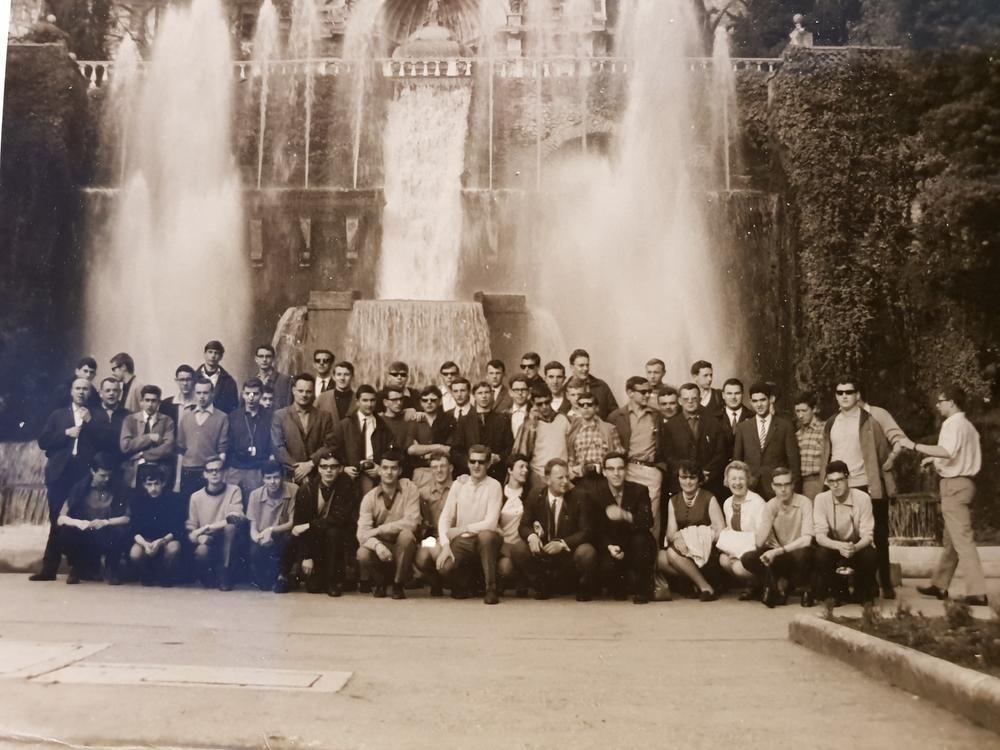 De allereerste Italië reis in 1966. De foto werd genomen in bij de fonteinen in de Tivolituinen door Gilbert Vanleenhove.