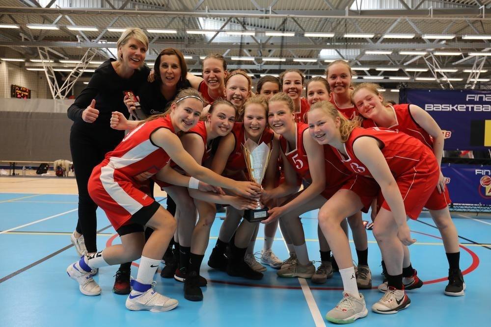 U16 Basket Waregem en U18 BC Oostende kronen zich tot Belgisch kampioen