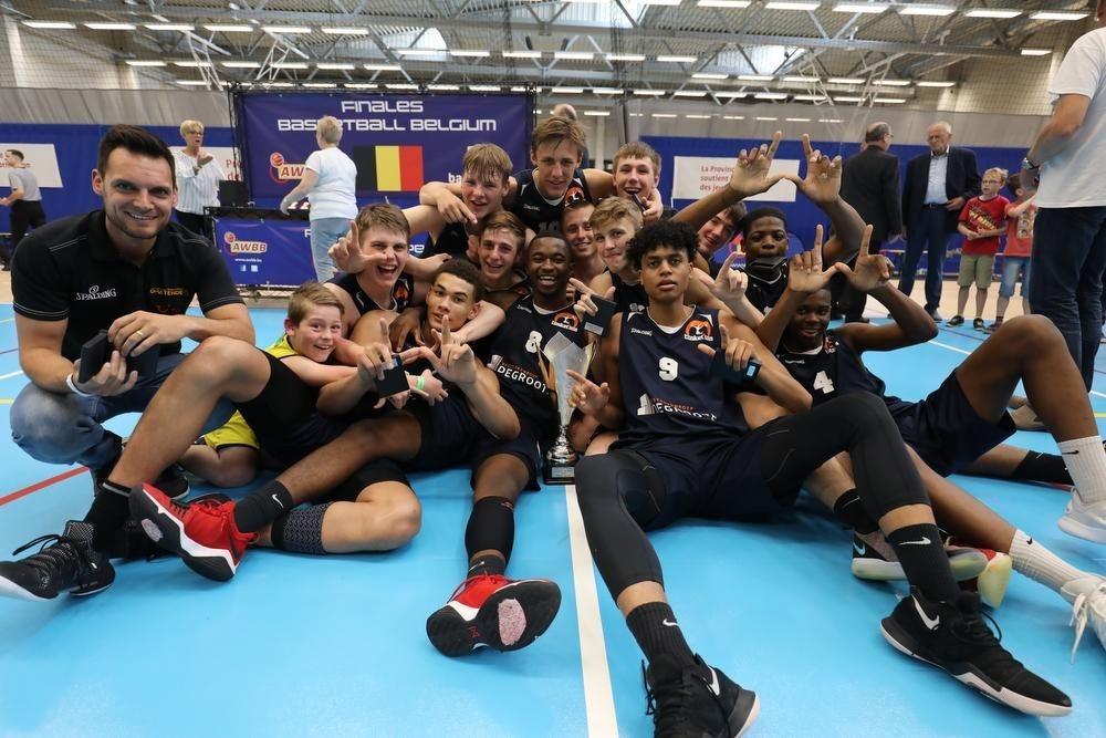 U16 Basket Waregem en U18 BC Oostende kronen zich tot Belgisch kampioen