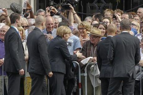 Merkel gaat handen schudden met publiek