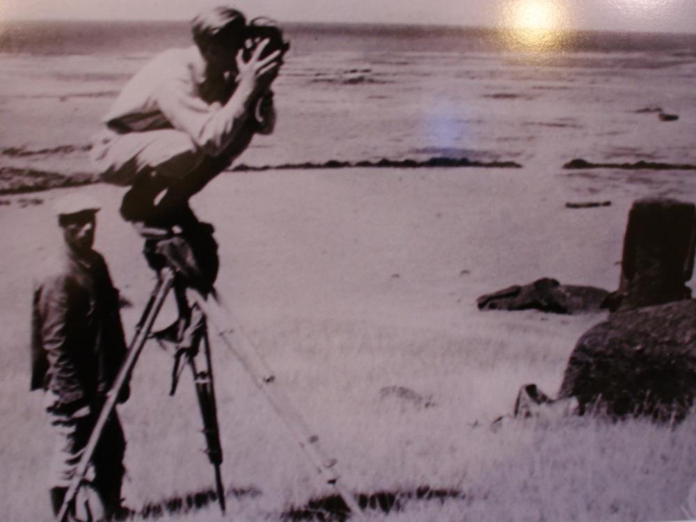 Fotograaf en cineast John Fernhout op zijn driepikkel. Uit zijn beeldmateriaal monteert Henri Storck drie documentaires met de Mercator als thema.