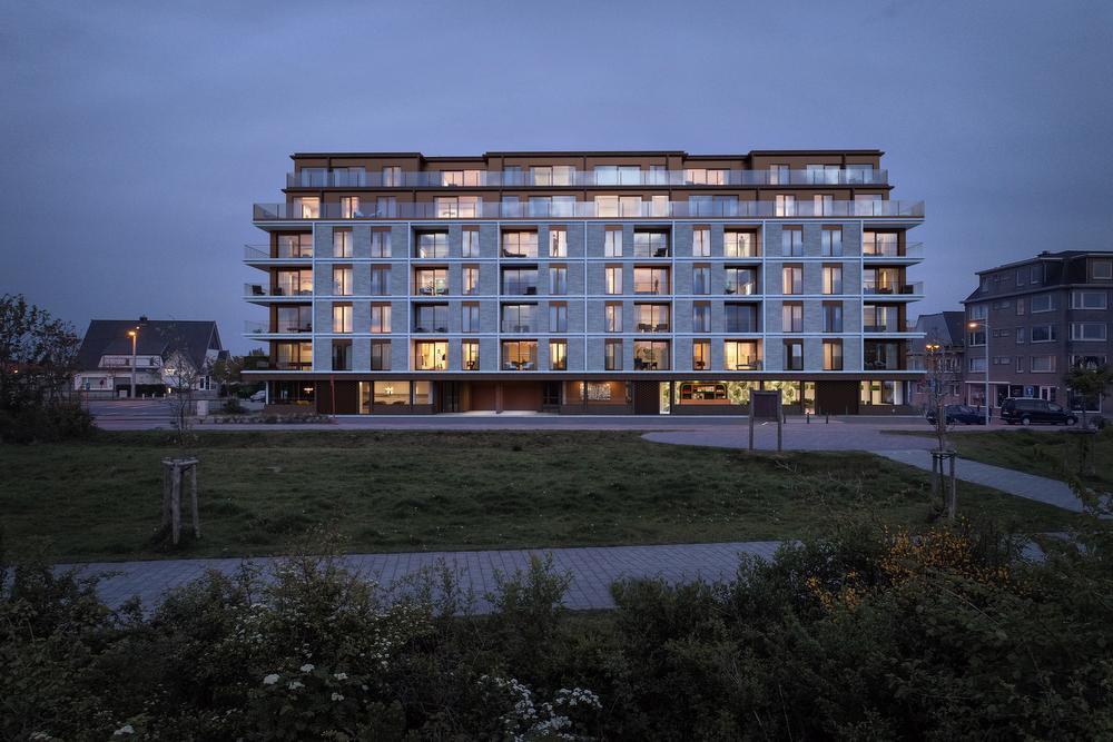 Het hotel zal uitkijken op de Koningin Astridlaan, de appartementen op de Kapelstraat, het MEC Staf Versluys en de duinen.