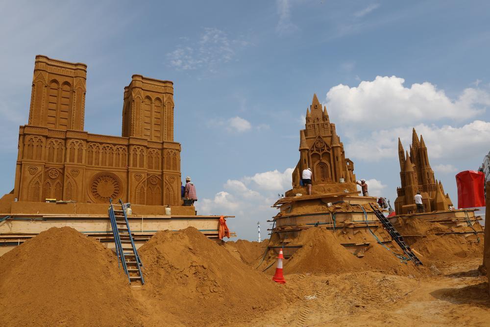 Notre Dame blikvanger van zandsculpturenfestival 'Sand City' 