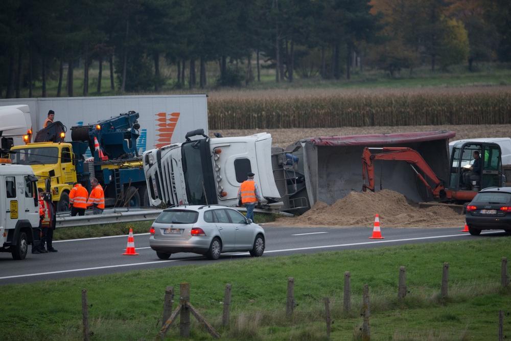 VIDEO Lange files op E403 door gekantelde vrachtwagen in Torhout