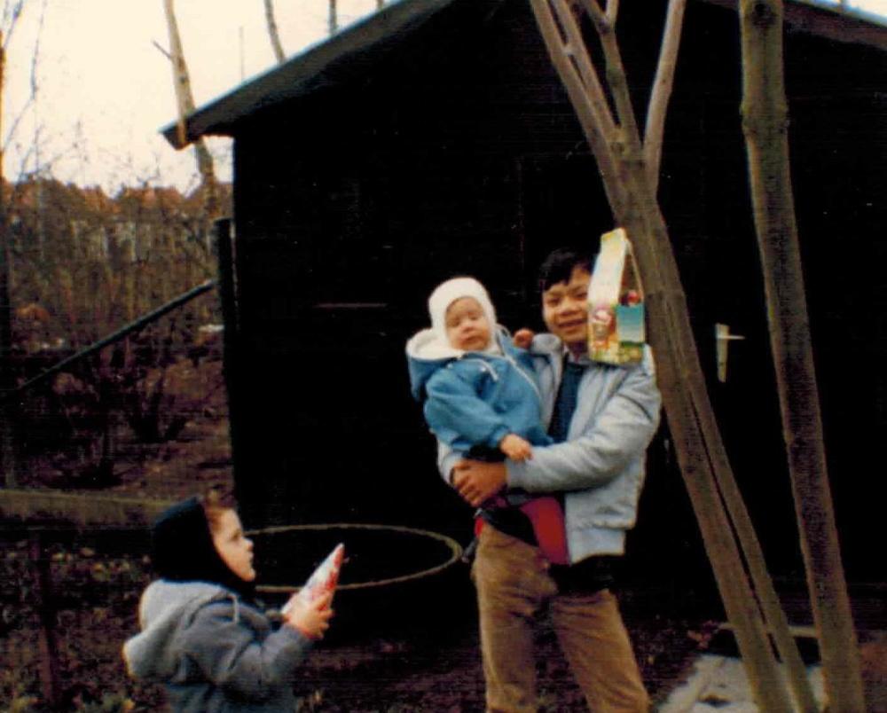 Thomas en Charlotte Viaene en Than Van Nguyen in april 1985.