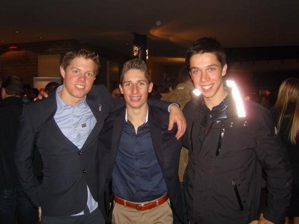 Drie vrienden bij de Tieltse renners: Jordi Warlop (intussen neoprof bij Sport Vlaanderen), Arno en Igor.