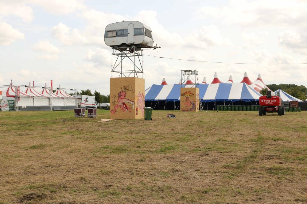 De tenten en podia van Kamping Kitsch Club staan in schril contrast met de rust van de Evolis-windmolens.