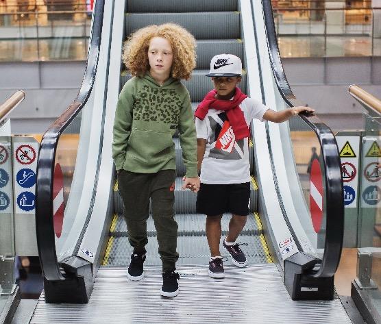 Victor en Emiel poseerden naast elkaar met kleren van Nike en Jordan.