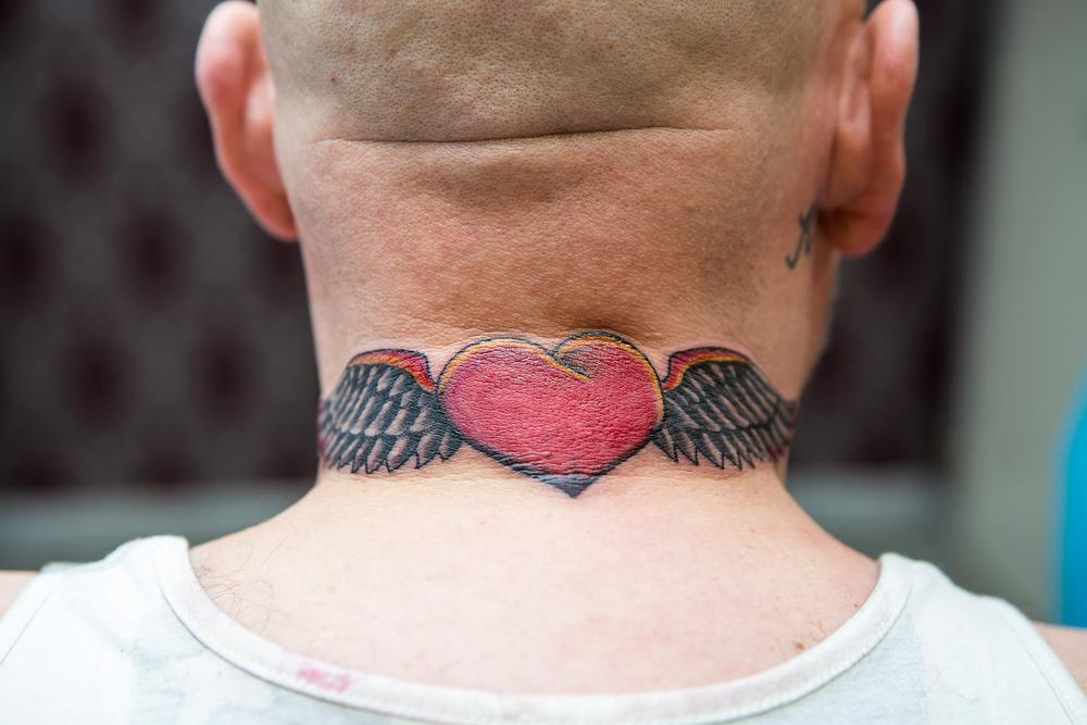 Bruggeling laat tattoo in de nek plaatsen als steun voor 'onmisbare Nainggolan'