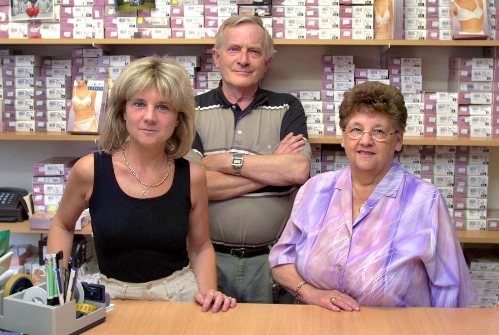 Eentje uit de oude doos. Heidi Mortier anno 2003 in de Siertex samen met haar vader Valeer Mortier en moeder Cecile Tailly. De bloeiende winkel heeft drie generaties bestaan.