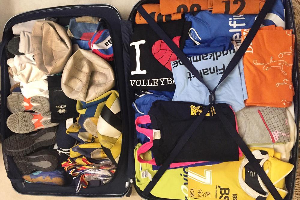 Eva's valies met bestemming de Filipijnen. De volleybalspullen puilden eruit. Niettemin moet ze straks nog een volle container nasturen.