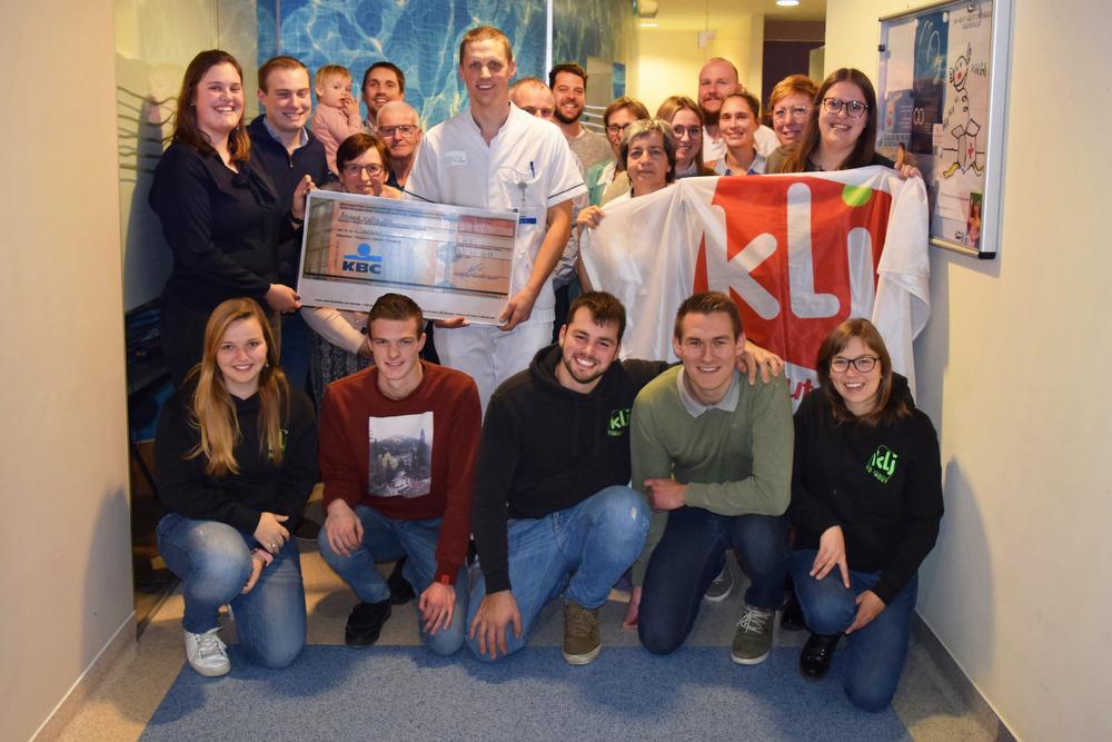 KLJ Torhout ging twee weken geleden samen met Cederic en Lore de cheque van 1.050 euro overhandigen aan het team van het Brandwondencentrum van het UZ Gent.