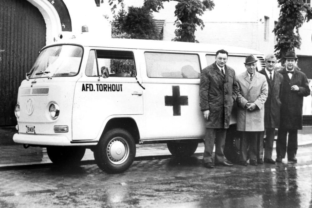 Een nieuwe ambulance voor het Rode Kruis op 1 juni 1972. Van links naar rechts bij Ten Walle Charles Keersebilck, Aimé Becelaere, Gerard Jaecques (toen 53) en Roger Billiet.