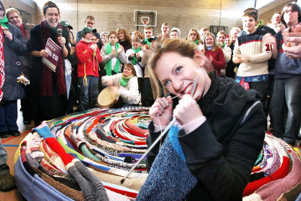 In februari 2007 werd door de BuSO-school van Tordale de langste sjaal ter wereld gebreid: 1,6 km. De uit Torhout afkomstige actrice Maaike Cafmeyer zorgde voor de laatste steken.