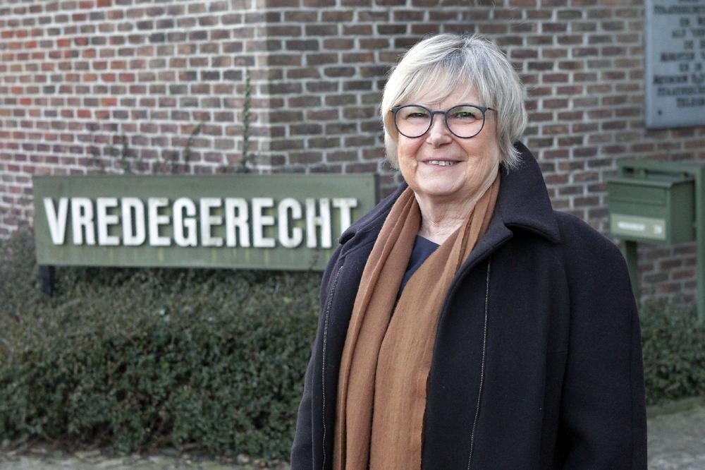 Marleen D'hulster bij haar pensioen als hoofdgriffier van het Torhoutse vredegerecht begin 2017. Kort daarna werd ze zwaar ziek en op 1 augustus 2018 is ze gestorven.