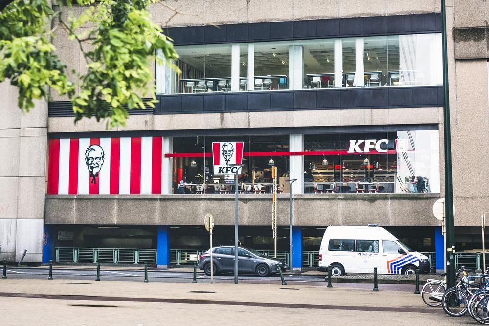 De eerste Belgische KFC-vestiging bevindt zich in Brussel-Noord. Met Fangio Huysentruyt als storemanager.