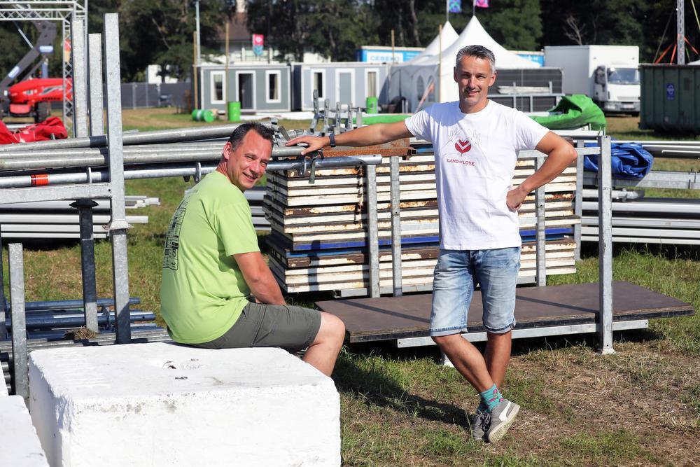 De broers Christophe (links) en Frederik Desmet op de weide van Land of Love in Torhout. Dit weekend hebben ze elk hun festival.