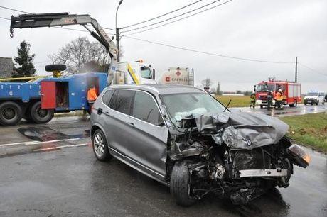 Vrachtwagen verliest lading stookolie na verkeersongeval in Alveringem