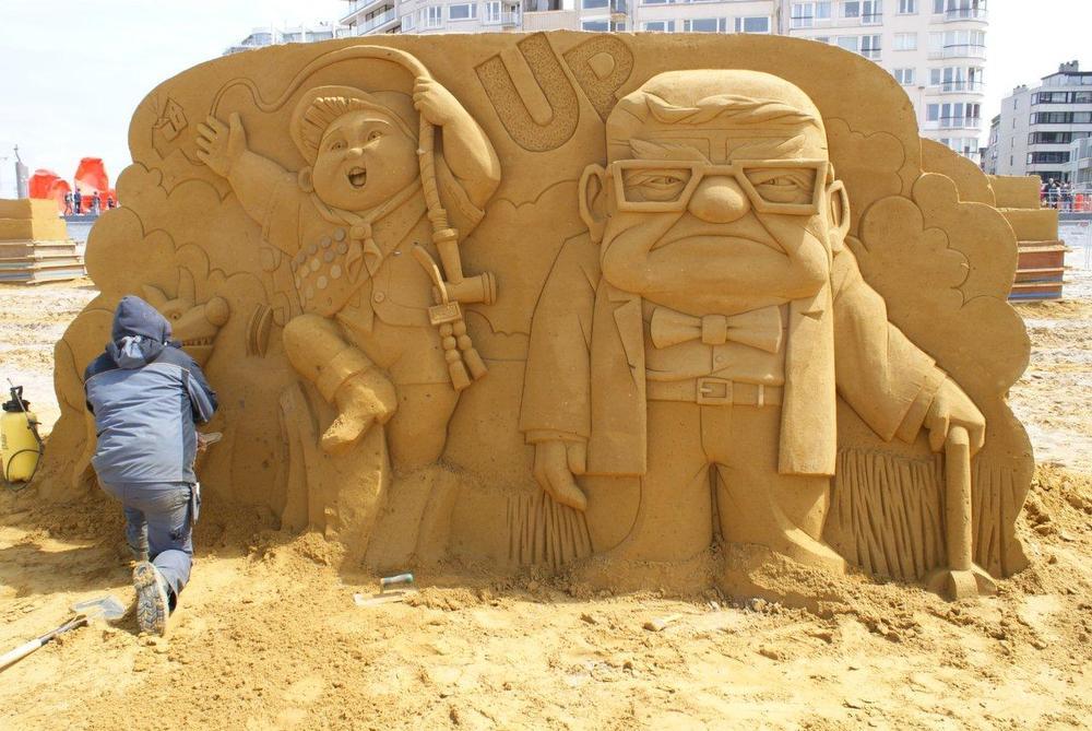 Klassiekers uit Disneyland uit zand op het strand