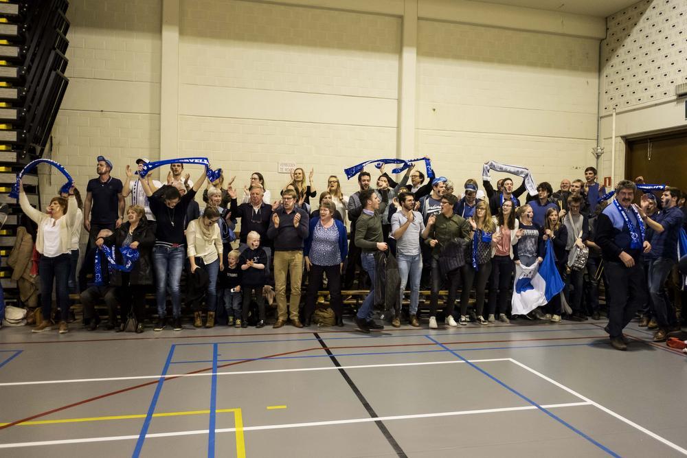 Supporters VT Lichtervelde zetten Oostkampse sporthal op stelten