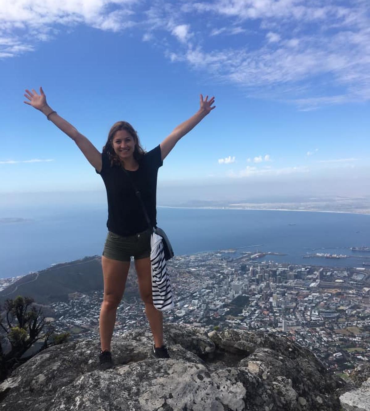 Lisa Logghe op de bekende Tafelberg in Kaapstad.