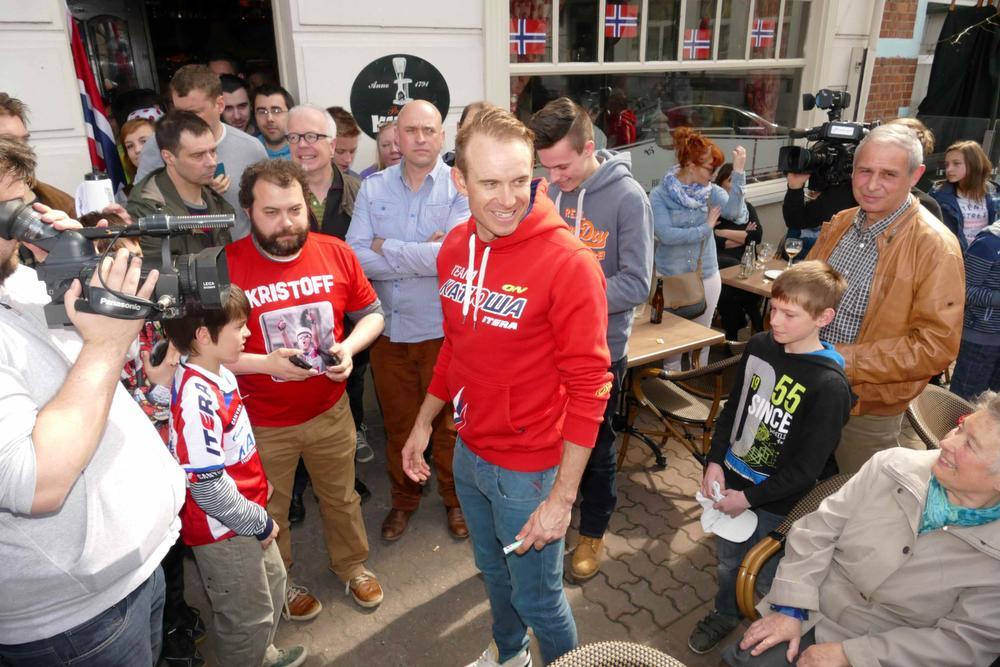 Heel veel volk in supporterscafé voor winnaar Ronde van Vlaanderen